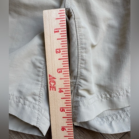 Columbia PFG Shorts Omni Shade Women's Sz Medium Outdoor Casual Tan - Picture 8 of 9